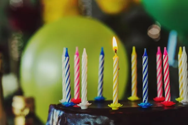 עוגת יום הולדת עם נרות דולקים ובלונים צבעוניים, חבילת יום הולדת לזוגות